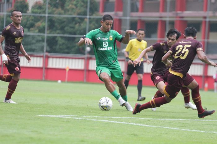 Aksi Renan Silva saat memperkuat Bhayangkara FC dalam laga uji coba melawan PSM Makassar di Stadion PTIK, Jakarta, Rabu (5/2/2020).