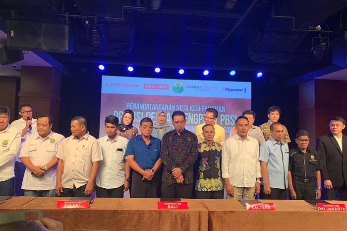 Perwakilan PBSI, PB Djarum, dan Pengprov daerah penyelenggara Sirkuit Nasional 2020 hadir pada penandatanganan nota kesepahaman di Jakarta, Rabu (5/2/2020).