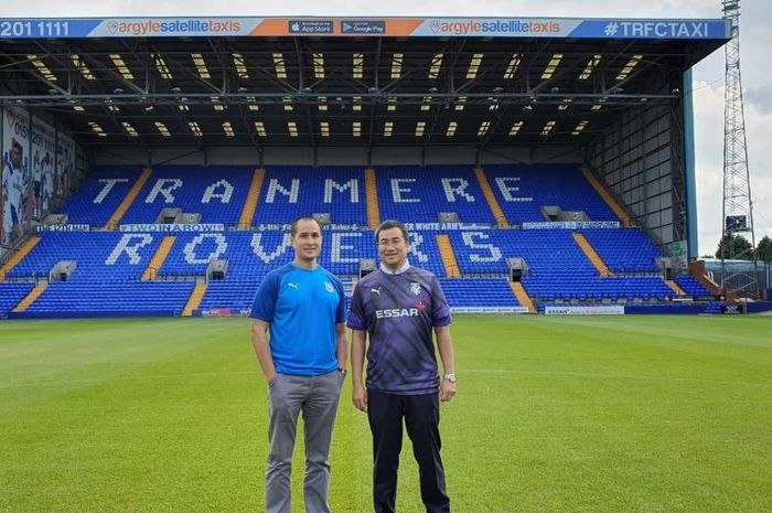 Chairman Tranmere Rovers Mark Palios (tengah) berfoto dengan perwakilan Santini Group, Lukito Wanandi (kiri) dan Wandi Wanandi (kanan). Santini Group merupakan perusahaan Indonesia yang sejak September 2019 menjadi investor Tranmere Rovers. 