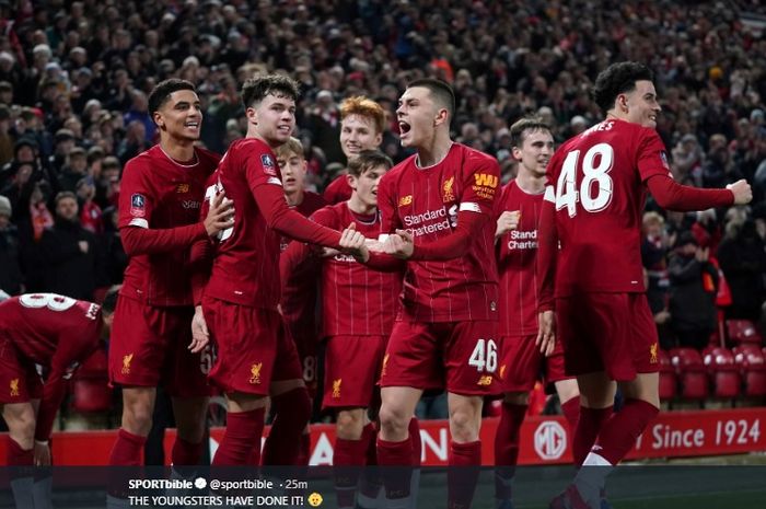 Para pemain muda Liverpool melakukan selebrasi usai gol bunuh diri Shrewsbury Town tercipta di Stadion Anfield pada laga ulangan babak keempat Piala FA, Selasa (4/2/2020).