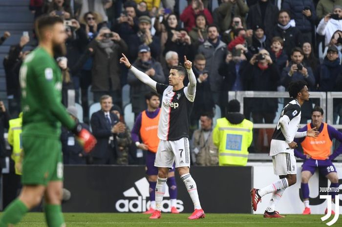 Megabintang Juventus, Cristiano Ronaldo, melakukan selebrasi usai membobol gawang Fiorentina yang dijaga Bartlomiej Dragowski dalam laga Liga Italia di Stadion Allianz, Minggu (2/2/2020).