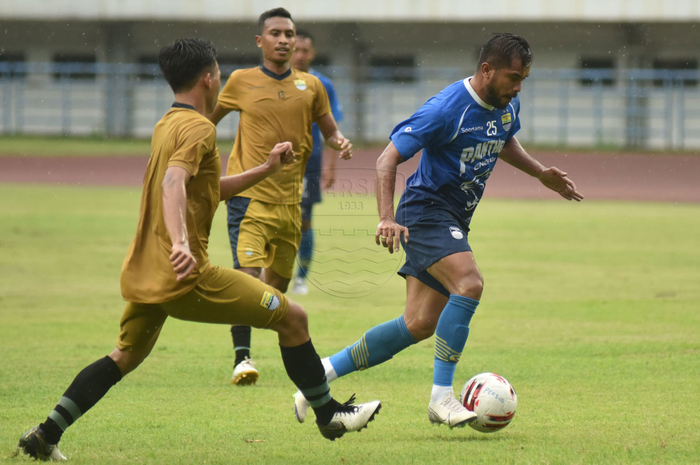 Winger Persib Bandung, Zulham Zamrun, menggiring bola saat laga uji coba melawan Persib U-20 di Stadion Gelora Bandung Lautan Api (GBLA), Bandung, 6 Februari 2020.