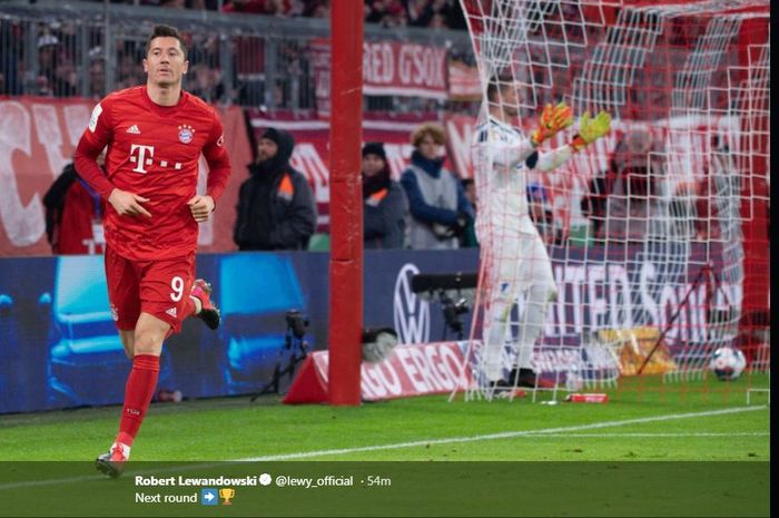 Robert Lewandowski merayakan golnya untuk Bayern Muenchen.