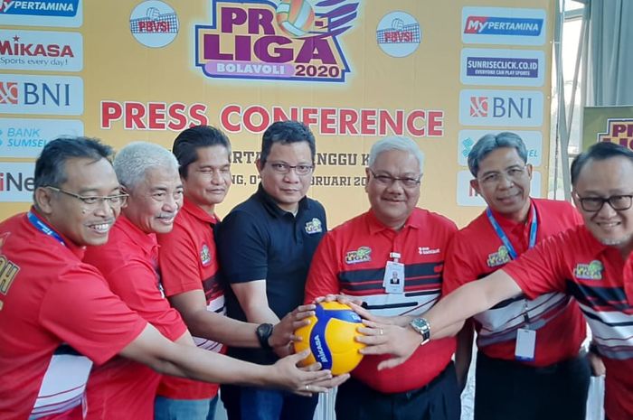 Jajaran panitia penyelenggara, pihak sponsor, dan pelatih tim berpose seusai menjadi narasumber konferensi pers Seri Ketiga Proliga 2019 di Palembang, Sumatera Selatan, Kamis (6/2/2020).