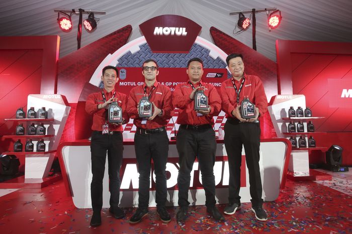 Dari kiri ke kanan Head of Sales Automotive Motul Indonesia - Johan Wijaya, Managing Director Motul Indonesia - Carlo Savoca, Rialdi - Training &amp; Technical Engineering Motul Indonesia dan Marketing Manager Motul Indonesia - Pebruono Christiawan memperlihatkan Oli Motul GP Power dan Motul GP Matic saat peluncuran pelumas Motul GP Power dan Motul GP Matic di Sentul, Kamis (6/2/2020).