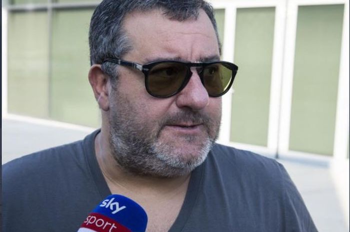 Agen sepak bola ternama, Mino Raiola, saat berbicara dengan media.