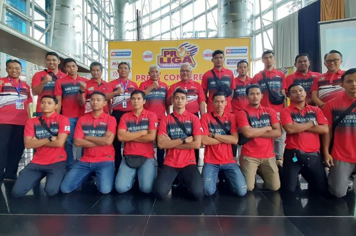 Tim putra Palembang Bank Sumsel Babel berpose seusai menghadiri konferensi pers Seri Ketiga Proliga 2020 di Palembang, Sumatera Selatan, Kamis (6/2/2020).