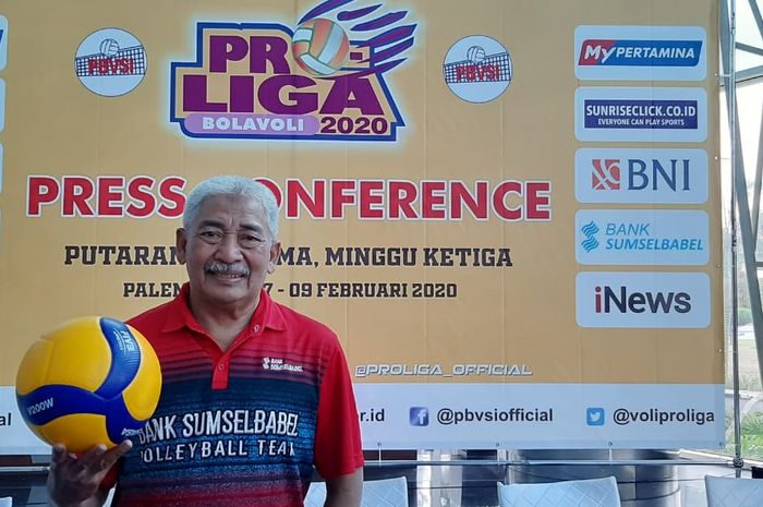 Pelatih Palembang Bank SumselBabel, Mashudi, berpose seusai menjadi narasumber pada konferensi pers seri ketiga Proliga 2020.