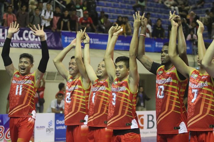 Tim Palembang Bank SumselBabel melakukan selebrasi seusai memenangi pertandingan atas Lamongan Sadang MHS pada seri ketiga Proliga 2020 di Gedung PSCC, Palembang, Sumatera Selatan, Jumat (7/2/2020).