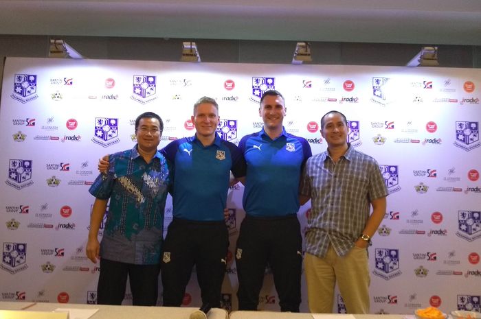 Pelatih Tranmere Rovers (Matthew Hunter dan Daniel O'Donnel) berfoto bersama Wandi Wanandi (kiri) dan Luki Wanandi (kanan) dalam konferensi pers Tranmere Rovers Jakarta Visit, Jumat (7/2/2020)