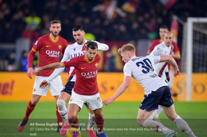 Pemain serang AS Roma, Henrikh Mkhitaryan, mengontrol bola di tengah kawalan pemain Bologna dalam partai Liga Italia di Olimpico, 7 Februari 2020.