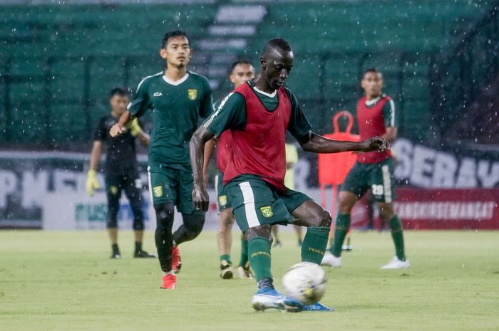 Makan Konate berlatih keras di tengah hujan deras dalam sesi offical training Persebaya jelang menghadapi Sabah FA di Stadion Gelora Bung Tomo, Jumat (7/2/2020).