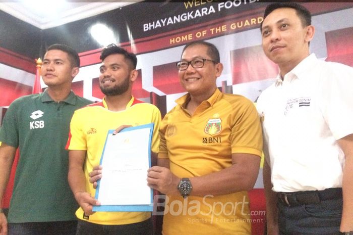 Saddil Ramdani melakukan tanda tangan kontrak bersama Bhayangkara FC