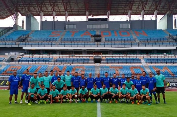 Tim asal Malaysia, Sabah FA foto bersama di Stadion Gelora Bung Tomo Surabaya, Jawa Timur, Jumat (07/02/2020) sore.