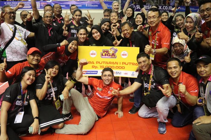 Tim putri Jakarta Pertamina Energi berpose seusai meraih gelar juara putaran pertama Proliga 2020 di Gedung PSCC, Palembang, Sumatera Selatan, Sabtu (8/2/2020).