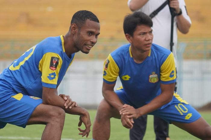 Ruben Sanadi dan Achmad Jufriyanto saat mengikuti latihan Bhayangkara FC jelang Piala Gubernur Jatim 2020 di Stadion Gelora Bangkalan, Madura, Minggu (9/2/2020).