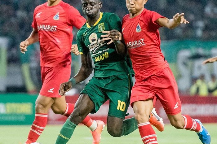 Pemain Persebaya Surabaya, Makan Konate, dikawal ketat oleh dua pemain Sabah FA dalam laga persahabatan di Stadion Gelora Bung Tomo, Surabaya, Sabtu (8/2/2020).