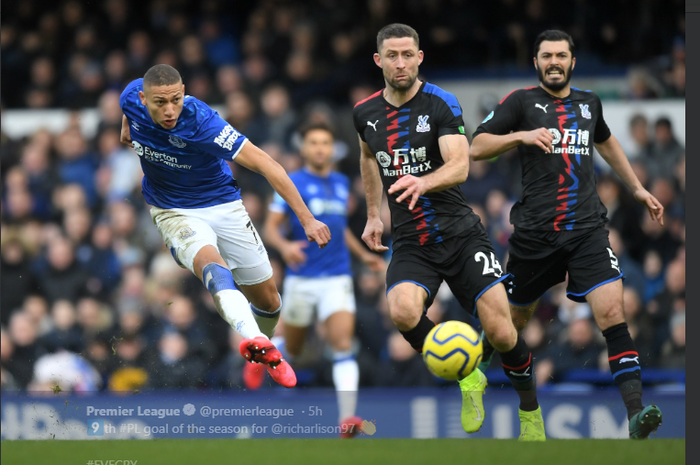 Winger Everton, Richarlison, melepaskan tembakan ke gawang Crystal Palace.