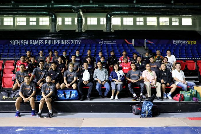 Tim bulu tangkis Indonesia dan ofisial berpose di sela latihan menjelang Kejuaraan Beregu Asia 2020 di Rizal Memorial Coliseum, Manila, Filipina, Minggu (9/2/2020).