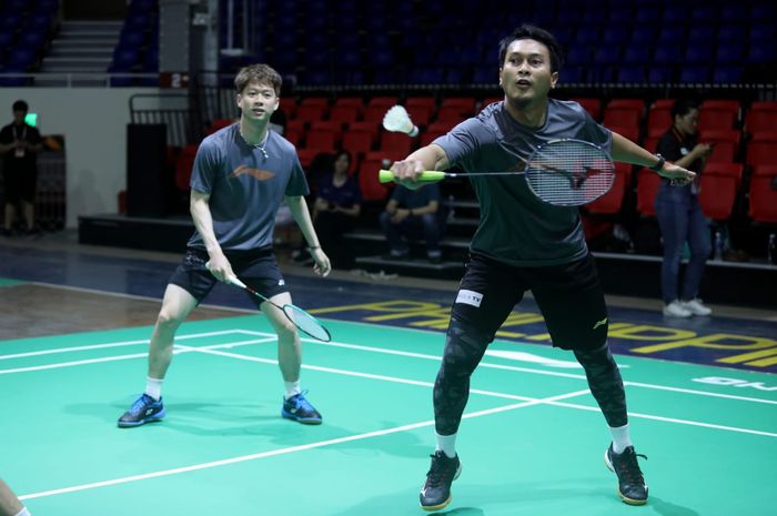 Kevin Sanjaya Sukamuljo (kiri) dan Mohammad Ahsan mencoba arena pertandingan jelang Kejuaraan Beregu Asia 2020 di Manila, Filipina, Minggu (9/2/2020).