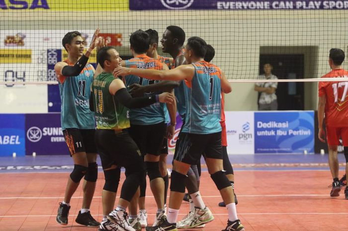 Tim putra Jakarta BNI 46 melakukan selebrasi usai memenangi poin atas Jakarta Garuda pada laga seri ketiga putaran pertama Proliga 2020 di Gedung PSCC, Palembang, Sumatera Selatan, Sabtu (8/2/2020).