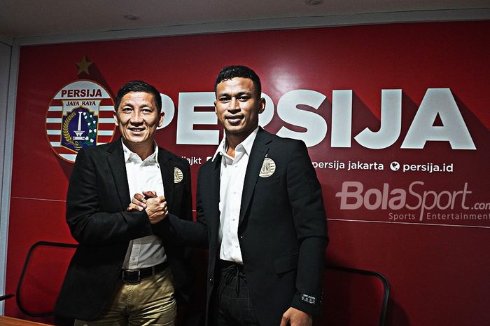 Direktur Olahraga Persija Jakarta, Ferry Paulus, memperkenalkan Osvaldo Haay sebagai pemain anyar Macan Kemayoran pada musim 2020.