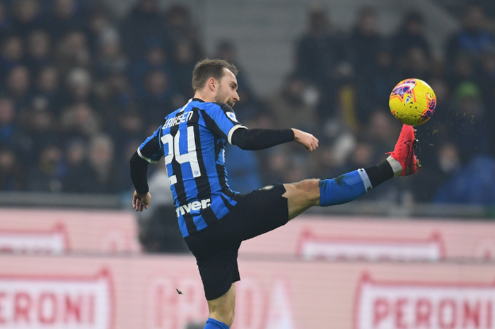 Aksi Christian Eriksen saat bermain di pertandingan derbi della Madonnina, Minggu (9/2/2020).