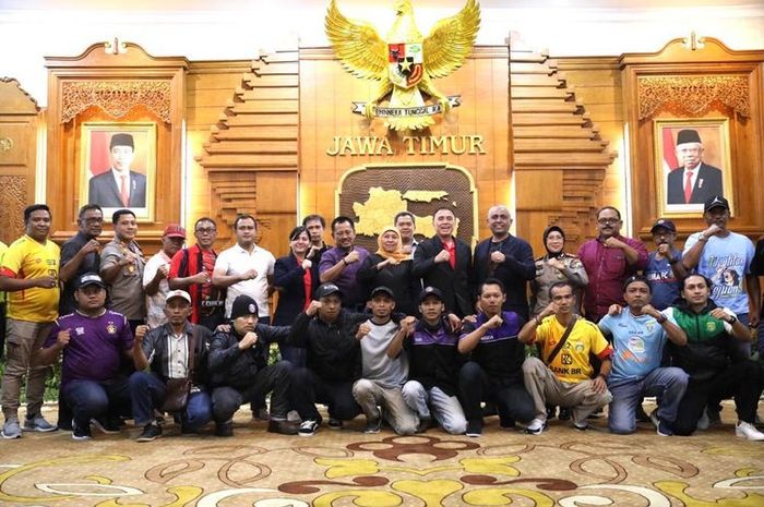 Gubernur Khofifah Indar Parawansa seusai memberikan wejangan dalam acara Silahturami Antar Suporter bersama Ketua PSSI Mochammad Iriawan dan Ketua Asprov PSSI Jatim Ahmad Riyadh di Gedung Grahadi, Minggu, (09/02/2020) siang.