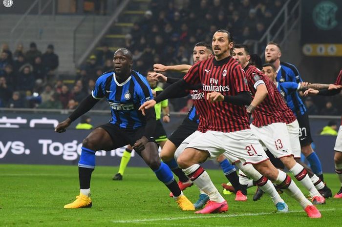 Striker Inter Milan, Romelu Lukaku (kiri), mendapat penjagaan dari penyerang AC Milan, Zlatan Ibrahimovic, dalam laga Liga Italia di Stadion Giuseppe Meazza, Minggu (9/2/2020).