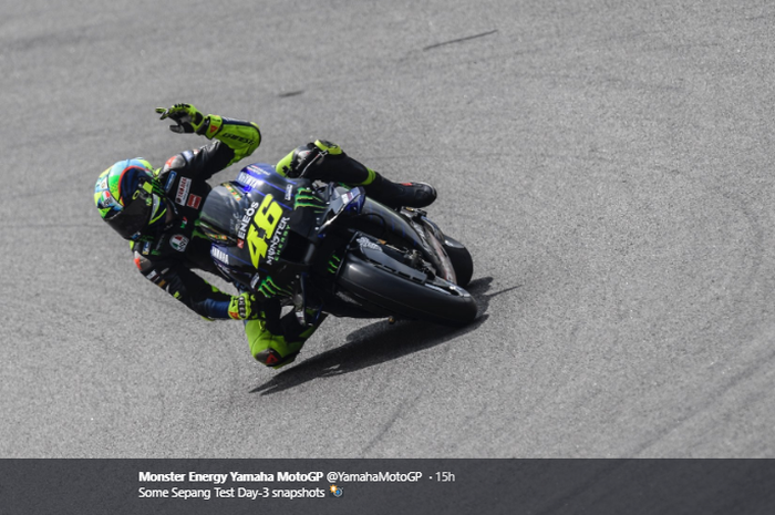 Aksi pembalap Monster Energy Yamaha, Valentino Rossi, dalam tes pramusim MotoGP di Sirkuit Sepang, Malaysia, 9 Februari 2020.  