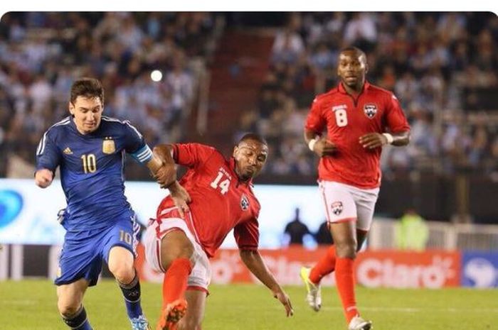 Megabintang timnas Argentina, Lionel Messi, mendapat tekel dari pemain timnas Trinidad Tobago, Andre Boucaud, dalam laga persahabatan di Stadion Monumental Antonio V. Liberti, 5 Juni 2014.