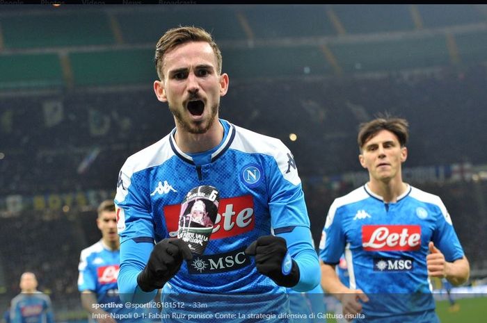 Fabian Ruiz merayakan golnya untuk Napoli ke gawang Inter Milan dalam partai Coppa Italia di Giuseppe Meazza, 12 Februari 2020.