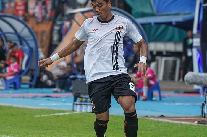 Alfath Fathier saat membela Persija Jakarta melawan Sabah FA pada kaga kedua Grup B Piala Gubernur Jatim 2020.