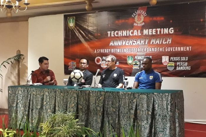 Pelatih Persib Bandung, Robert Rene Alberts, bersama pemainnya, Victor Igbonefo, saat sesi konferensi pers jelang laga uji coba kontra Persis Solo pada Jumat (14/2/2020).