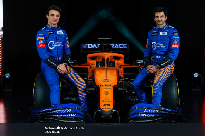 Pembalap McLaren, Lando Norris (kiri) dan Carlos Sainz Jr., berpose bersama mobil balap MCL35 yang akan digunakan di Formula 1 musim 2020.