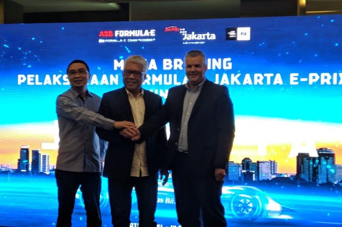 (ki-ka) Sadikin Aksa, Ketua Ikatan Motor Indonesia (IMI), Dwi Wahyu Daryoto, Direktur Utama PT Jakarta Propertindo, dan Nuno Fernandez, perwakilan Formula E Operation, pada konferensi pers Formula E Jakarta, Jumat (14/2/2020)