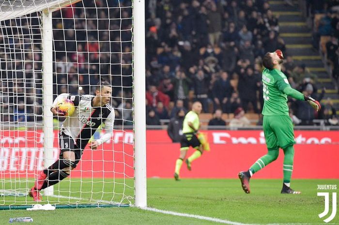 Megabintang Juventus, Cristiano Ronaldo (kiri), merayakan gol yang dicetak ke gawang AC Milan dalam laga leg pertama semifinal Coppa Italia di Stadion San Siro, Kamis (12/2/2020).