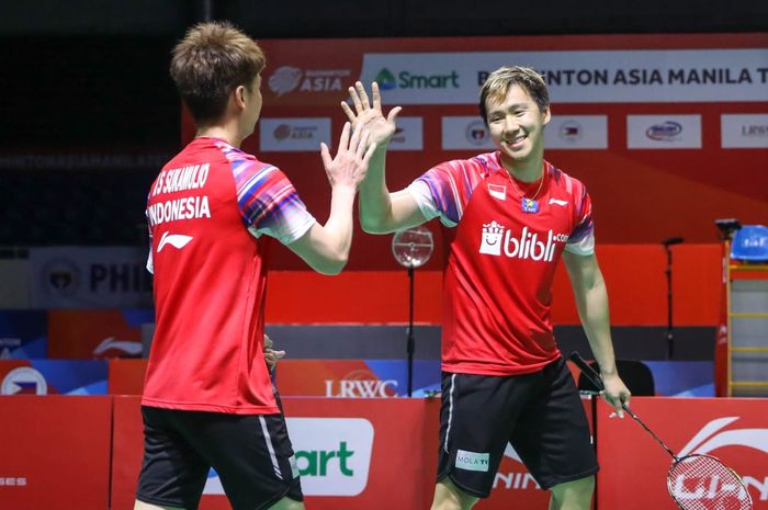 Pasangan ganda putra Indonesia, Marcus Fernaldi Gideon/Kevin Sanjaya Sukamuljo, melakukan selebrasi tos usai memenangi pertandingan atas wakil India, Lakhsya Sen/Chirag Shetty, pada semifinal Kejuaraan Beregu Asia 2020 di Rizal Memorial Colliseum, Manila, Filipina, Sabtu (15/2/2020).