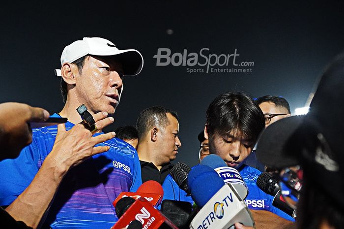 Pelatih timnas Indonesia, Shin Tae-yong, usai memimpin sesi latihan anak-anak asuhnya di Stadion Madya, Senayan, Jakarta Pusat, Jumat (14/2/2020).