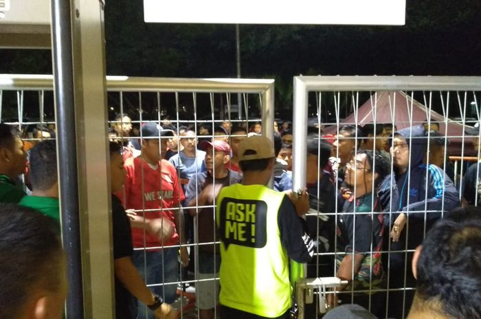 Sedikit ketegangan antara penonton dan panitia pertandingan sebelum laga uji coba Persis Solo vs Persib Bandung, Sabtu (15/2/2020) di Stadion Manahan, Solo.