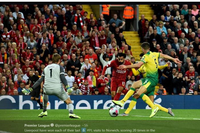 Aksi Mohamed Salah saat Liverpool menghadapi Norwich City.