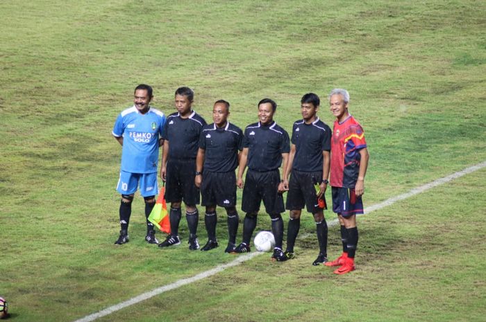 Gubernur Jawa Tengah, Ganjar Pranowo, memperkuat tim Pemprov Jateng dalam laga ekshibisi di Stadion Manahan, Solo, Sabtu (15/2/2020).