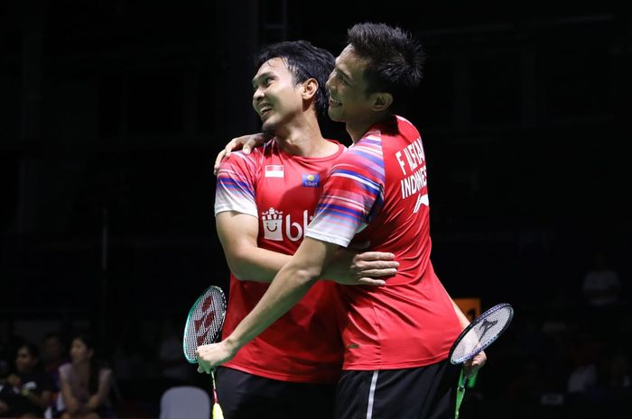 Pasangan ganda putra Indonesia, Mohammad Ahsan/Fajar Alfian, berpelukan seusai memenangi pertandingan melawan wakil Malaysia, Ong Yew Sin/Teo Ee Yi, pada laga final Kejuaraan Beregu Asia 2020 di Rizal Memorial Coliseum, Manila, Filipina, Minggu (16/2/2020).