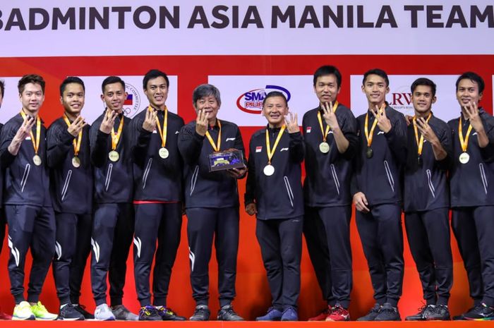 Tim bulu tangkis putra Indonesia berfoto usai meraih titel Kejuaraan Beregu Asia 2020 di Manila, Filipina, Minggu (16/2/2020)