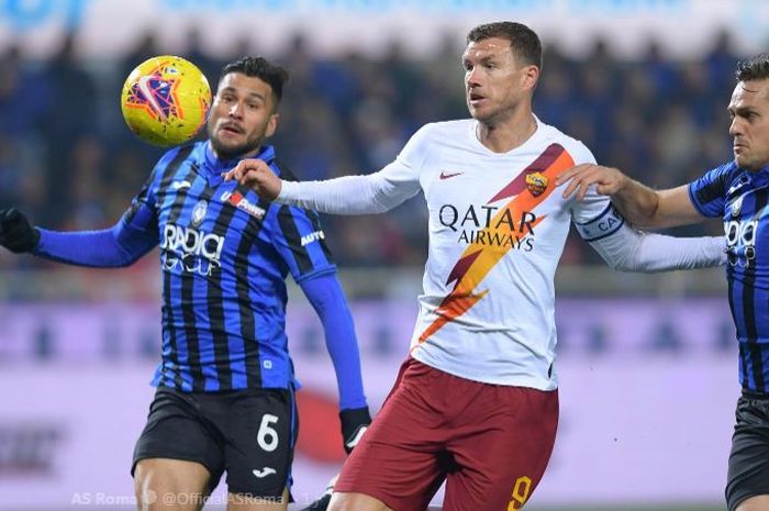 Striker AS Roma, Edin Dzeko, dikepung pemain Atalanta salah satunya Jose Luis Palomino (kiri) pada laga Liga Italia Serie A di Stadion Gewiss, Minggu (16/2/2020).