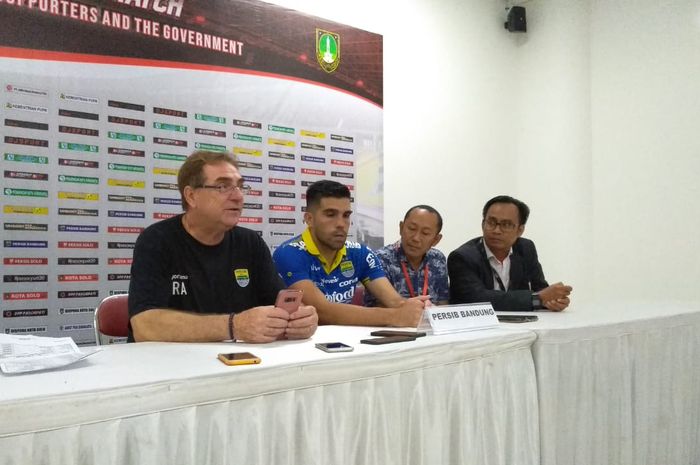 Pelatih Persib, Robert Alberts, dalam jumpa pers usai uji coba melawan Persis, Sabtu (15/2/2020) di Stadion Manahan, Solo.