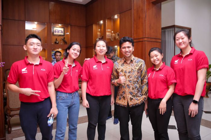 Wakil Gubernur Jawa Timur, Emil Dardak (tengah) melepas tim DBL Indonesia All-Star 2019 ke Amerika Serikat dari Bandara Juanda, Surabaya, Senin (17/2/2020)