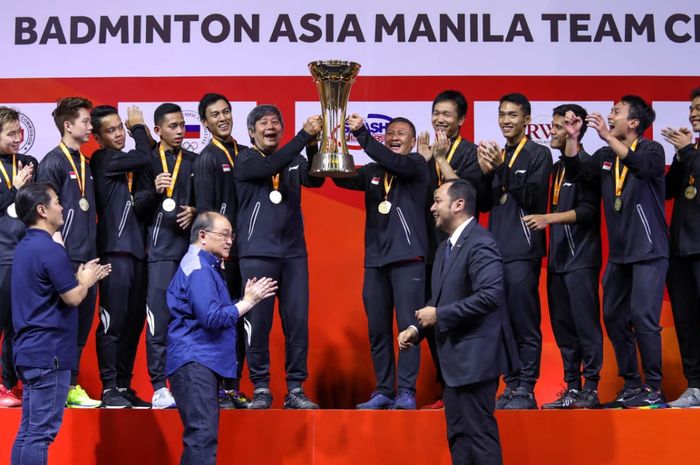 Tim bulu tangkis putra Indonesia berfoto usai meraih titel Kejuaraan Beregu Asia 2020 di Manila, Filipina, Minggu (16/2/2020).