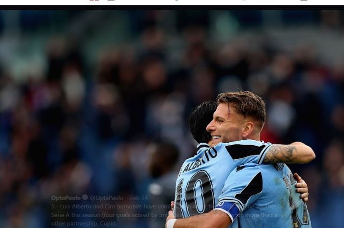 Striker Lazio, Ciro Immobile (kanan), memeluk Luis Alberto.