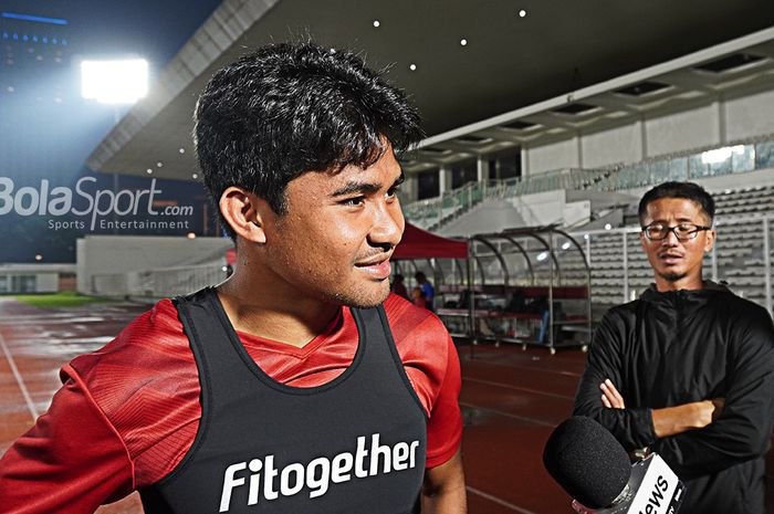 Bek sayap PSM Makassar, Asnawi Mangkualam, menjawab pertanyaan wartawan saat mengikuti pemusatan latihan timnas Indonesia.